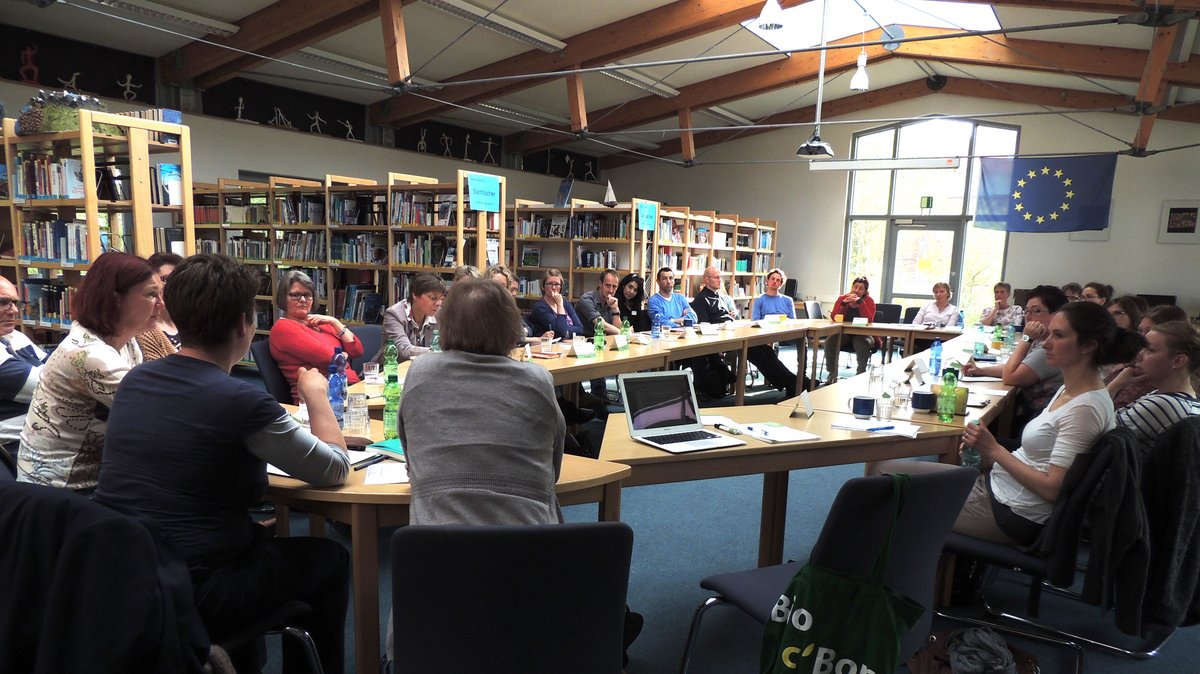 Kitabetroffene am runden Tisch in der Bibliothek der GHS